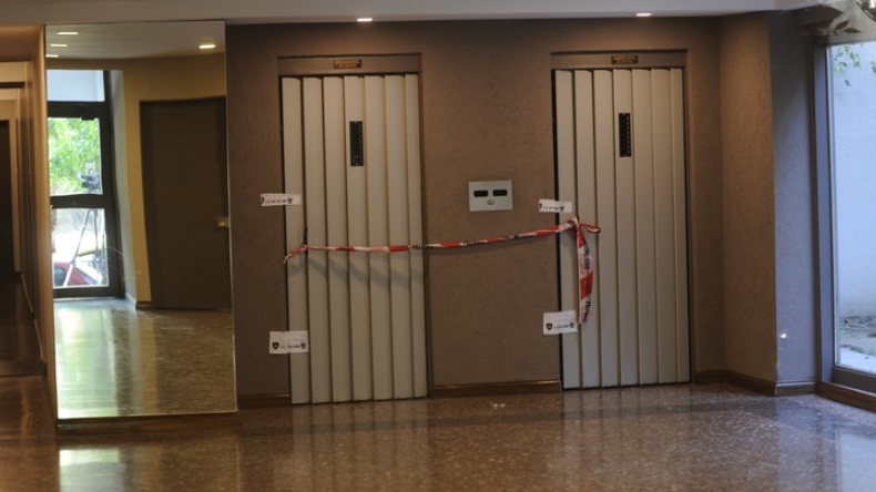 Adolescente murió al caer por el agujero de un ascensor en Argentina