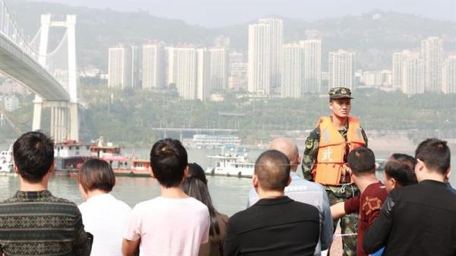 China: A 71 metros de profundidad fue encontrado el autobús hundido con 15 pasajeros