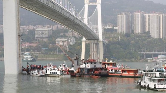 Ubican nueve cuerpos tras accidente de bus en China