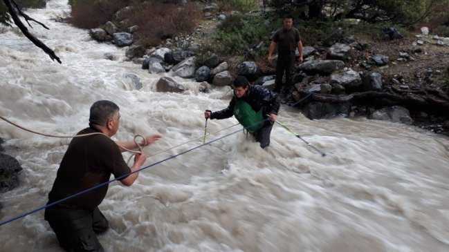Crecida de estero dejó a turistas aislados en el Radal Siete Tazas