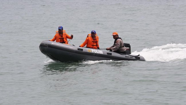 Indonesia rastrea la posible localización de la cabina del avión accidentado