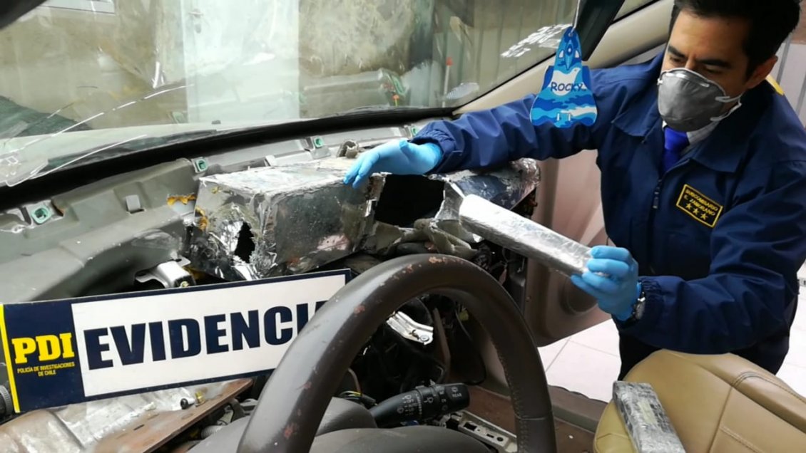 Detectan 21 kilos de cocaína debajo del tablero de un auto en Arica
