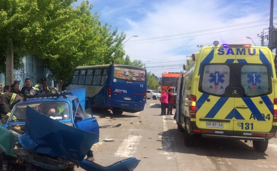 Pareja se llevó el peor de los sustos luego que micro se estrellara con su habitación de motel