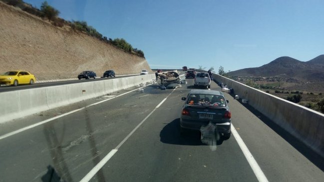 Camioneta que trasladaba ácido sulfúrico volcó en ruta que une La Serena y Ovalle