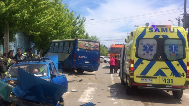 Pareja se llevó el peor de los sustos luego que micro se estrellara con su habitación de motel