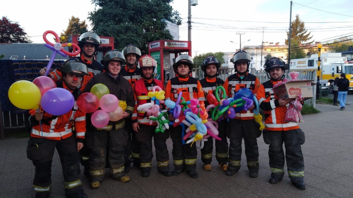 Bomberos de Valdivia celebraron halloween con niños del hospital regional