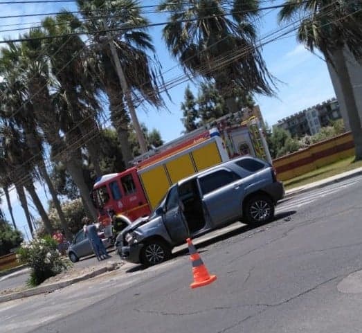 Accidente en borde costero de Arica dejó a dos personas lesionadas