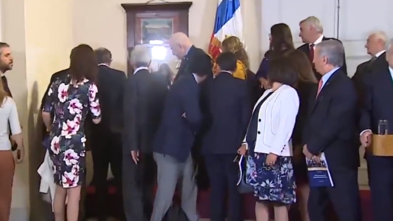 La caída que desconcertó al Presidente Piñera en vivo