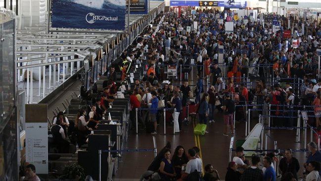  Aprueban rebautizar aeropuerto de Santiago como Pablo Neruda  