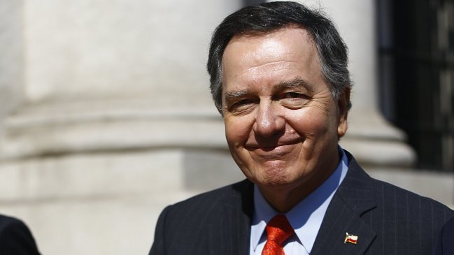 Avión que trasladaba a canciller Ampuero debió aterrizar de emergencia