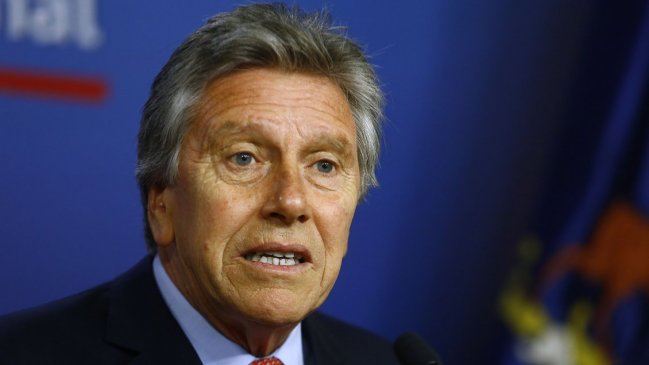 Ministro Espina rechazó cambiar nombre de aeropuerto: No hay razón ni justificación