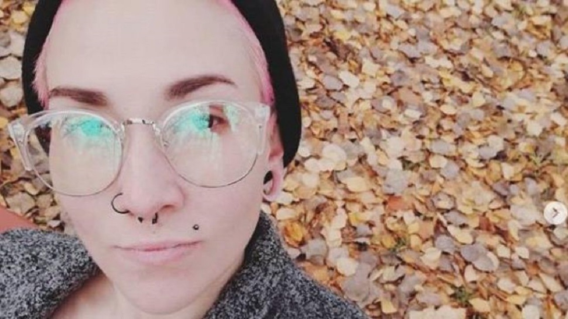 Acuchilló a su ex marido y se tomó una selfie con su cuerpo ensangrentado