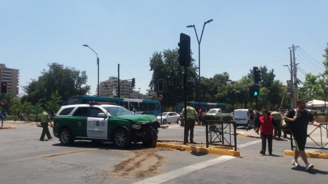 Vehículo de Carabineros protagonizó accidente de tránsito en Providencia