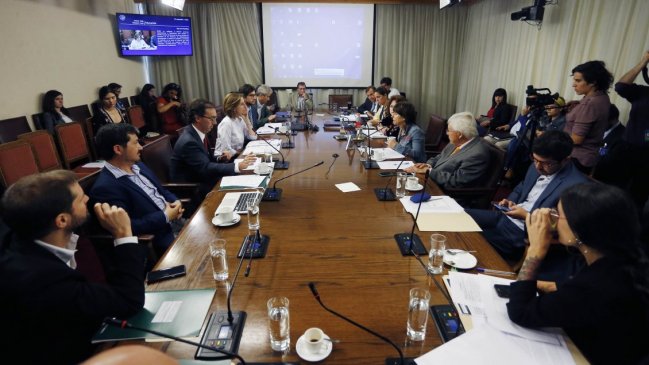 Comisión de Educación recibió a apoderados y alumnos para exponer sobre Aula Segura