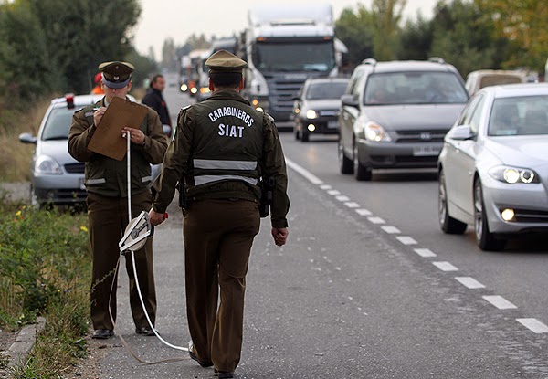 Camión cargado con madera volcó en Victoria y causó gran congestión en la Ruta 5 Sur