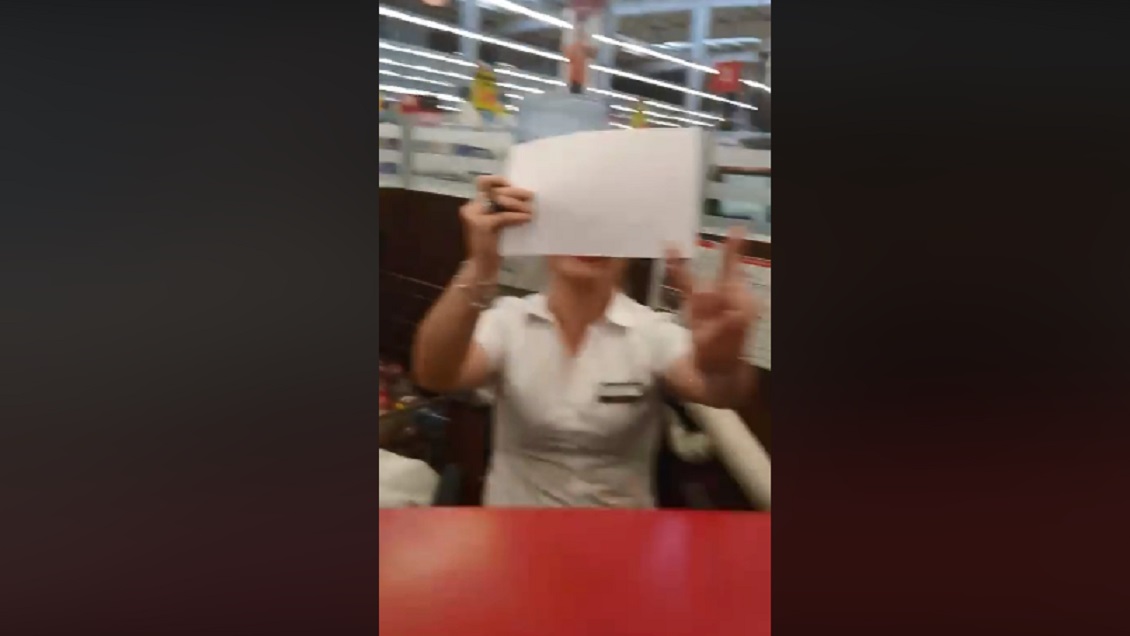 Adulto mayor grabó presuntas burlas en supermercado por pedir el baño