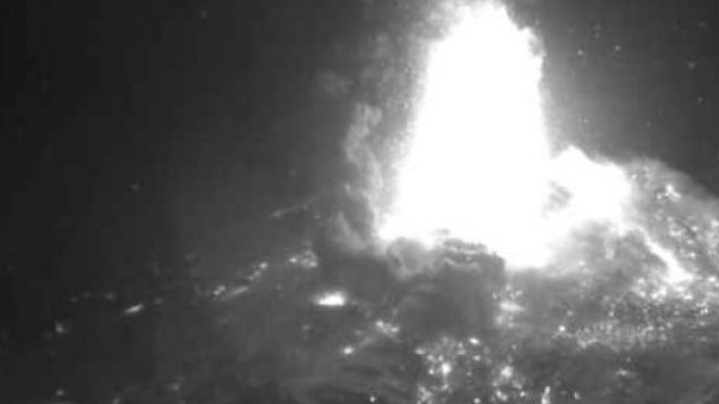 Volcán Chillán registró nuevo evento con expulsión de material incandescente durante la noche