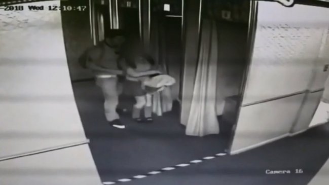 Detienen a hombre que estaba violando a escolar en motel de Santiago