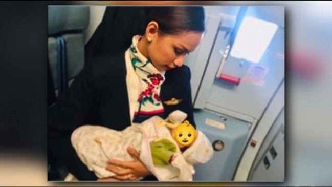 Azafata amamantó a bebé de una pasajera en pleno vuelo y se volvió viral