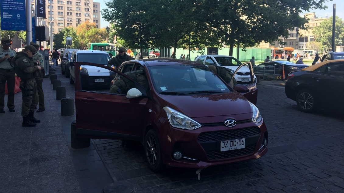 Vehículo cruzó la Plaza de la Ciudadanía y su conductor exigió ver al Presidente