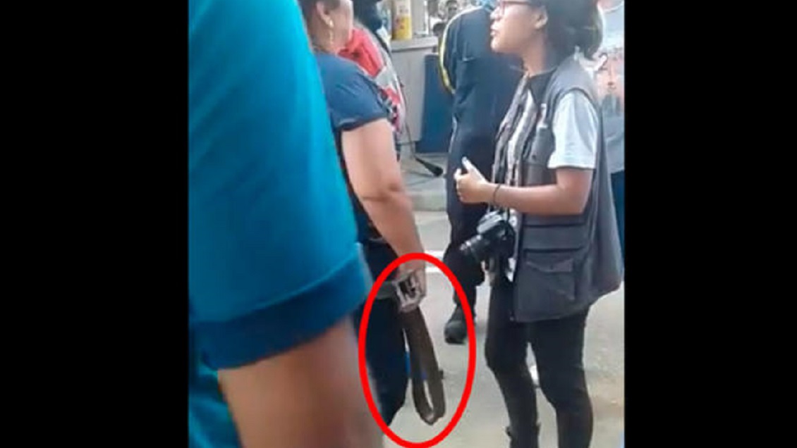 Furiosa mamá buscó a su hijo con correa en mano por participar en protesta