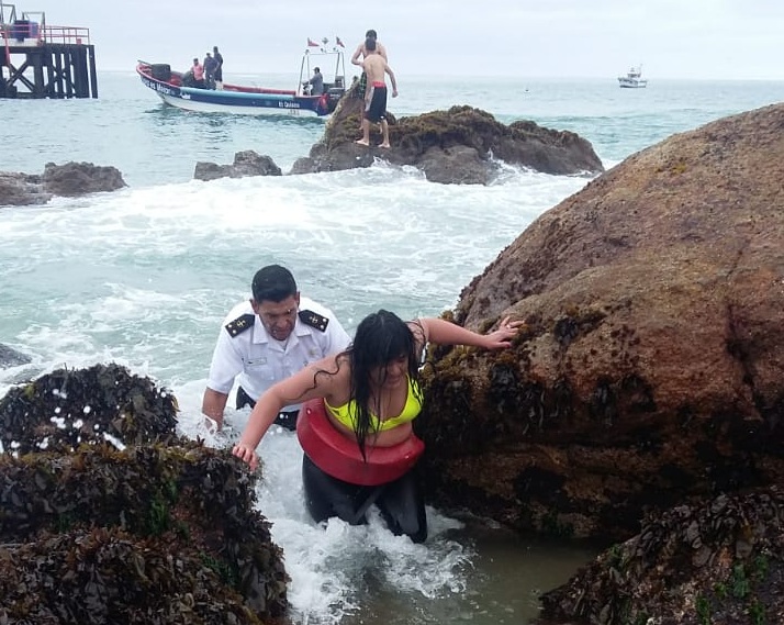 Funcionario de la Armada se lanzó al mar para rescatar a joven que fue arrastrada por una ola en El Quisco
