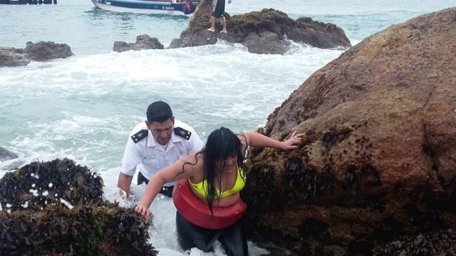 Funcionario de la Armada se lanzó al mar para rescatar a joven que fue arrastrada por una ola en El Quisco