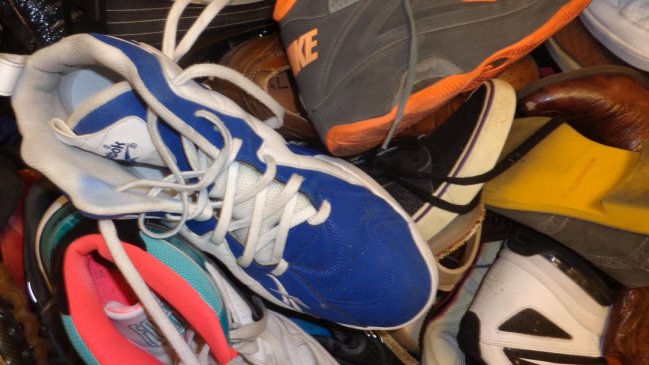 Carabineros incautó más de 10 mil zapatillas y sandalias falsificadas en el centro de Santiago