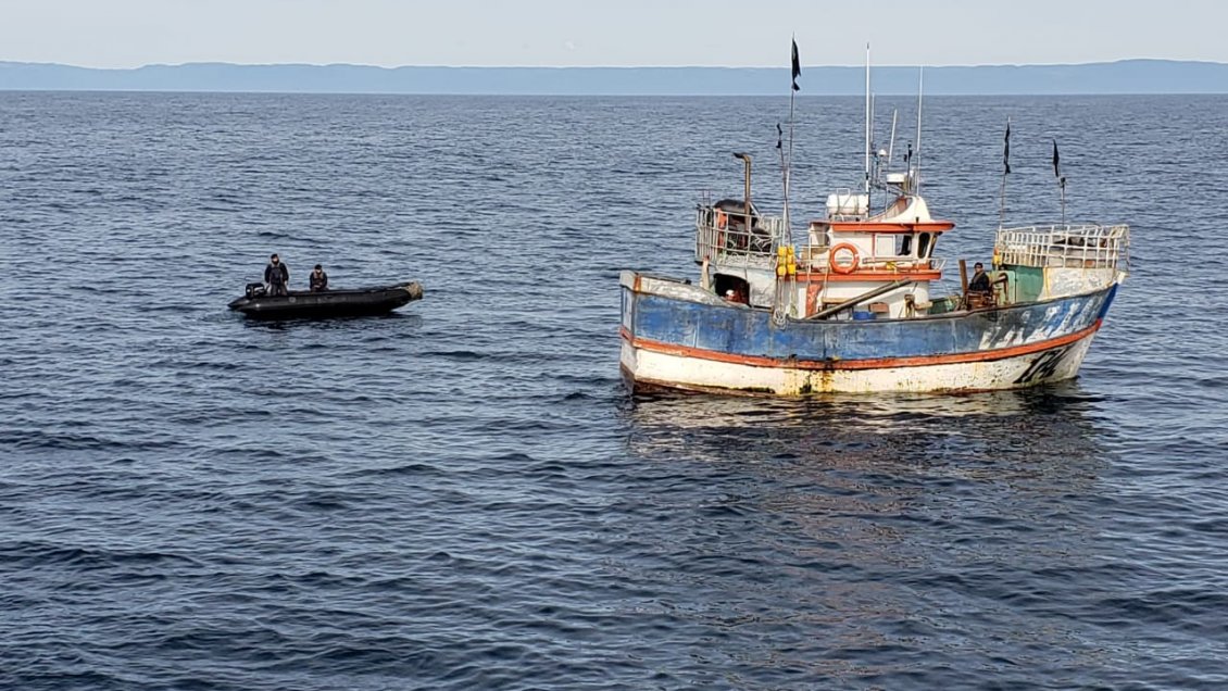 Los Lagos: Armada decomisó pesca ilegal a lancha que faenaba fuera de jurisdicción