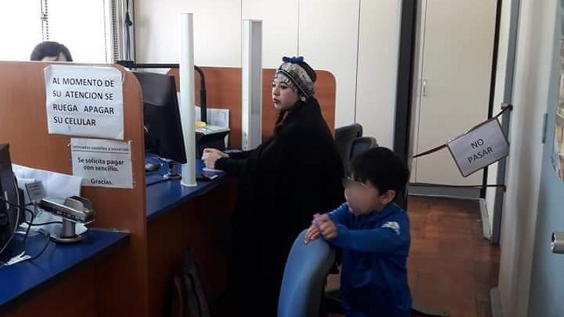 Joven mapuche acusó discriminación del Registro Civil: Rechazaron cédula por su vestimenta