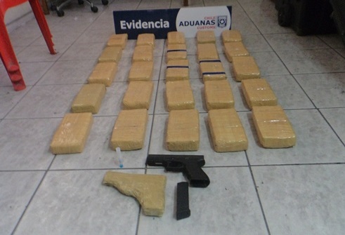 Prisión preventiva para pareja que portaba 408 millones en pasta base