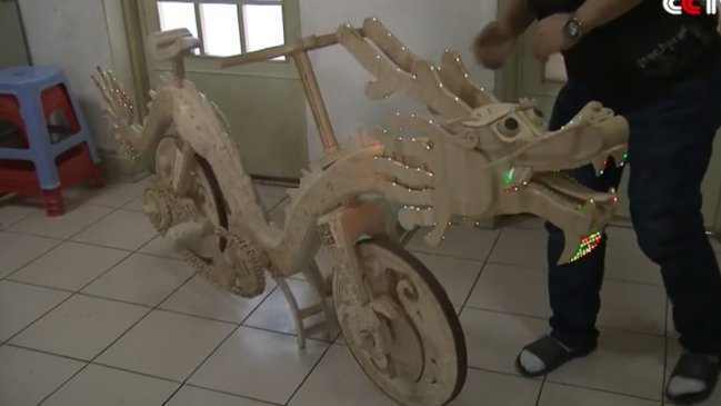 Chino fabricó una bicicleta con forma de dragón con palitos de helado