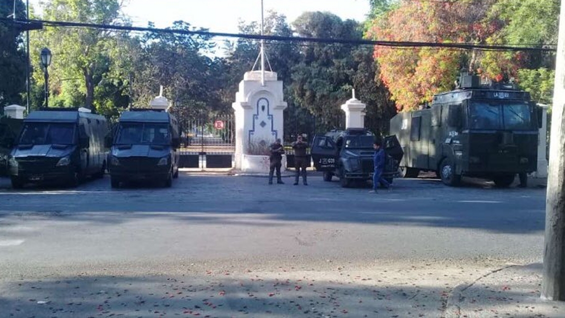 Aula Segura: Carabineros resguarda liceos emblemáticos tras llamado a la 