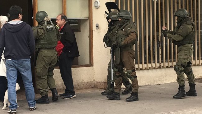 Sujeto realizó disparos desde su departamento en Santiago