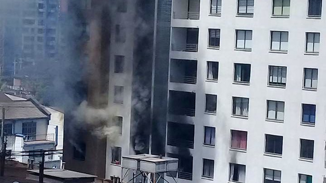 Violento incendio afecta a edificio de Ñuñoa