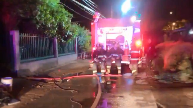 Dos personas con problemas respiratorios dejó incendio en Ñuñoa