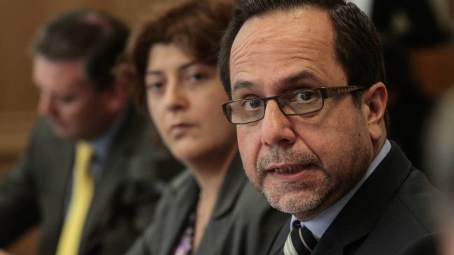 Documento denuncia que ex contralor anuló sumario a Carabineros