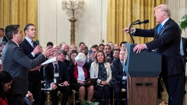 Juez ordenó a la Casa Blanca restituir acreditación a periodista de CNN