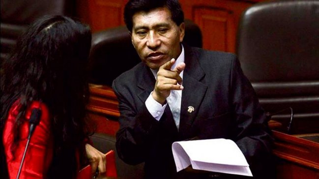 Perú: Comisión de Ética investigará a congresista denunciado por tocaciones en avión