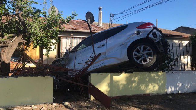 Vehículo terminó en el jardín de una casa: el conductor es carabinero