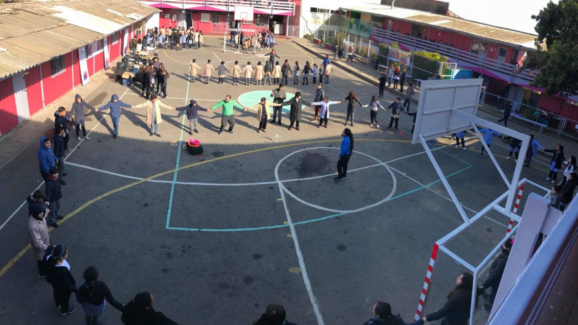 Escolar de 13 años golpeó a paradocente porque lo retó por salir de la sala