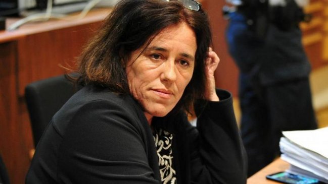 Condenan a mujer que escondió por dos años a hija en el maletero de un auto