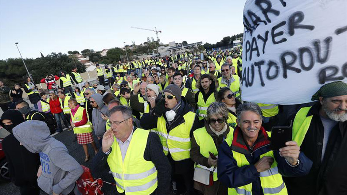 Francia: Multitudinarias protestas contra Macron por alza en precios de combustibles