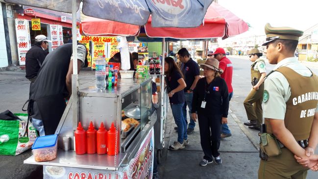 Antofagasta: Baratas y comidas sin refrigerar dio cuenta una fiscalización realizada en Feria Las Pulgas