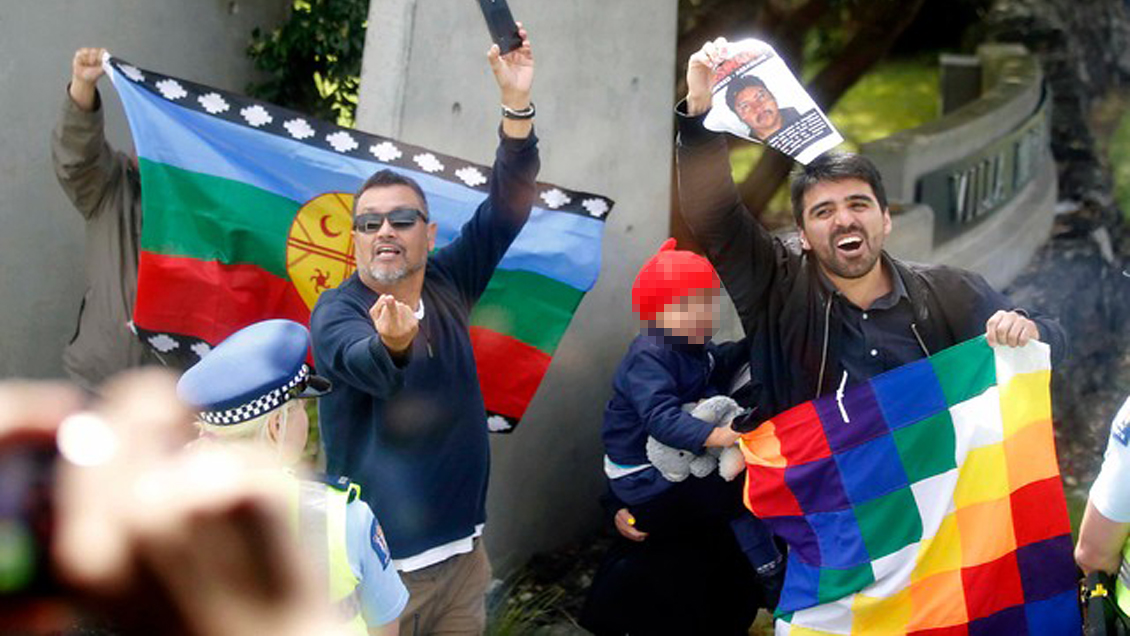 Manifestante enarboló la bandera mapuche ante comitiva del presidente Piñera en Nueva Zelanda