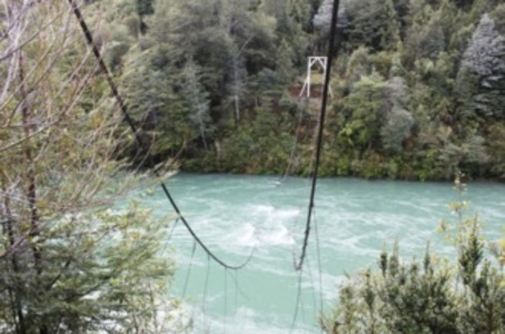 Los Lagos: Firman convenio para iniciar obras de una pasarela en sector fronterizo de Cochamó