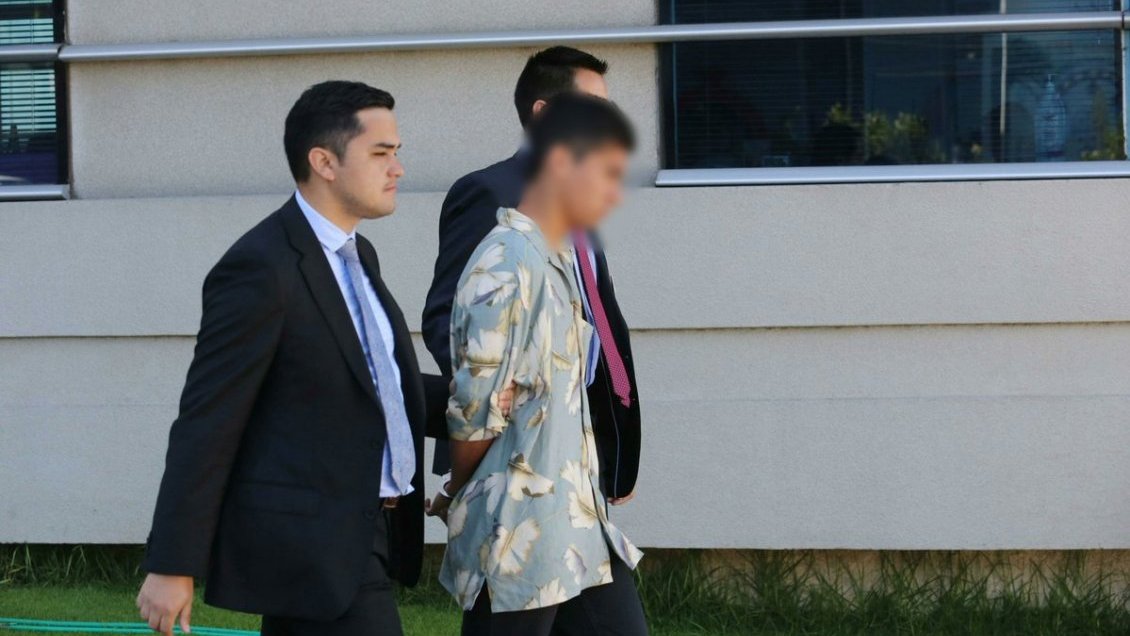 Estudiante acusado de violación de compañera quedó con arresto domiciliario total en San Antonio