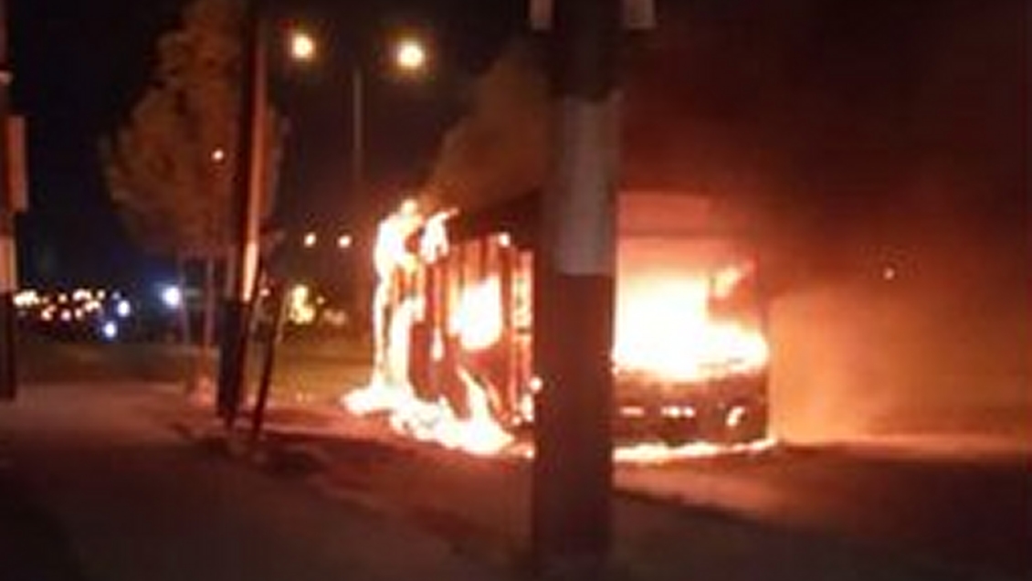 Encapuchados queman bus del Transantiago en Pedro Aguirre Cerda
