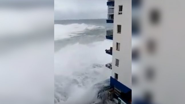 Olas de hasta seis metros obligaron a evacuar viviendas en Islas Canarias