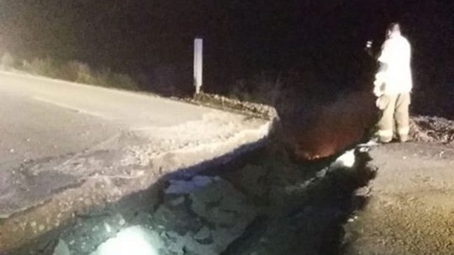 Ataque incendiario a ducto genera gran socavón en camino de Carahue